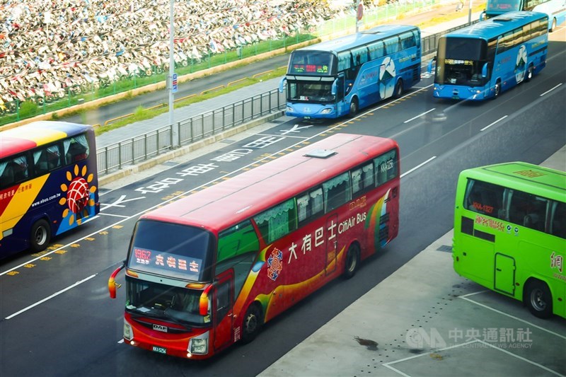 對於客運、市區公車傳出停駛潮,交通部公路局7日表示,近1年有36條路線申請停駛,多與其他運具重疊、載客量偏低,導致長期虧損有關。(中央社檔案照片)