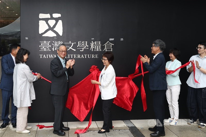 台灣文學糧倉6日正式啟用,文化部長李遠(左3)、次長李靜慧(左2)、國立台灣文學館長陳瑩芳(中)等嘉賓共同參與揭牌儀式。 中央社記者王騰毅攝 114年6月6日