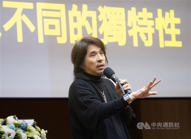 教育部次長葉丙成(圖)公開評論性平案引發爭議,請假接受調查,後又被媒體指出涉及圖利。台大校長陳文章7日說,會配合相關調查,葉丙成現為借調,期滿要返校任教也沒問題。(中央社檔案照片)