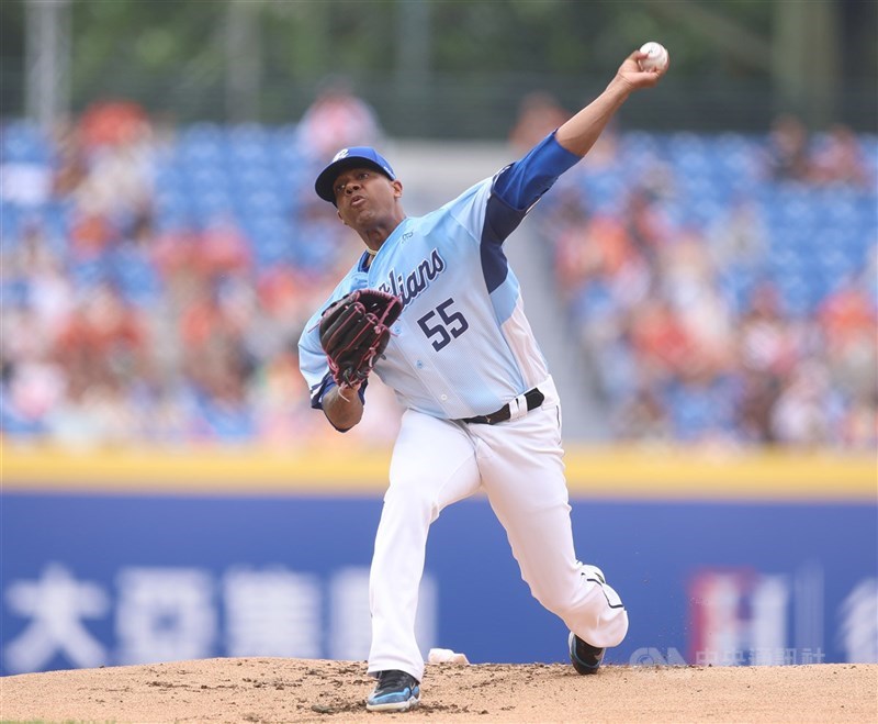 中職富邦悍將洋投力亞士(Roenis Elias)6日先發投4局失6分責失分吞敗,總教練陳金鋒點出問題,主要是兩好球後的決勝球,沒辦法順利抓下出局數。(中央社檔案照片)
