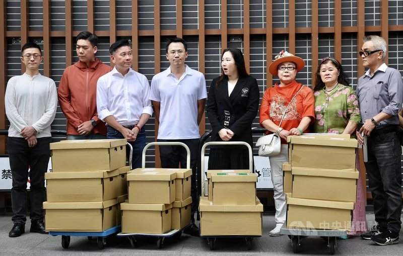 罷免民進黨立委吳思瑤團隊7日下午到台北市選委會送交第二階段連署書,因領銜人張克晉未到場遭選委會拒收,須等張克晉現身送件。圖為新黨台北市議員侯漢廷(左起)、罷團召集人賴苡任、國民黨台北市黨部代理主委戴錫欽、罷團備補領銜人詹嘉文、國民黨台北市議員林杏兒。中央社記者王飛華攝 114年6月7日