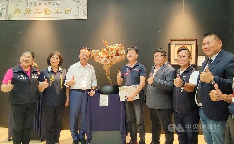 工藝展「114年百工風華 諸羅獻藝」7日在嘉義縣表演藝術中心舉行開幕儀式,嘉義縣長翁章梁(左3)、民進黨立委蔡易餘(右3)等人出席共襄盛舉。中央社記者蔡智明攝 114年6月7日