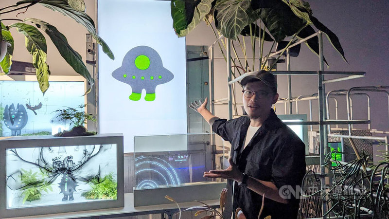 未來生態藝術光影展「自造自然：超越有機的共生」由双融域與藝術家陳普（圖）共同主辨，7日開展，結合創新技術與跨領域內容打造未來生態場景，並設有AI生成互動區，讓民眾可測算屬於自己的「黑青」角色圖像。中央社記者王寶兒攝  114年6月7日
