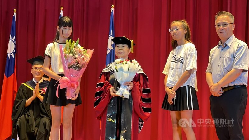 善心賣菜阿嬤陳樹菊(右3)7日獲頒台東大學名譽博士,母校台東市仁愛國小學妹獻花。中央社記者盧太城台東攝 114年6月7日