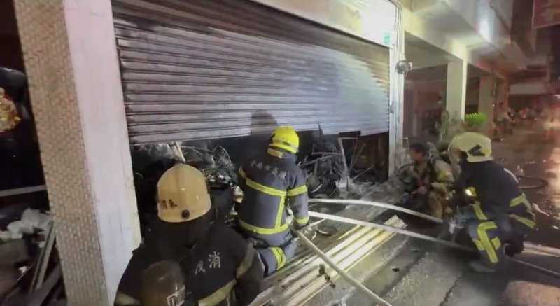 台南市新營區某民宅7日晚間發生火警，消防人員趕往破門搶救，屋主則先逃到鄰居2樓陽台，再利用消防梯脫困。（台南市消防局提供）中央社記者張榮祥台南傳真  114年6月7日