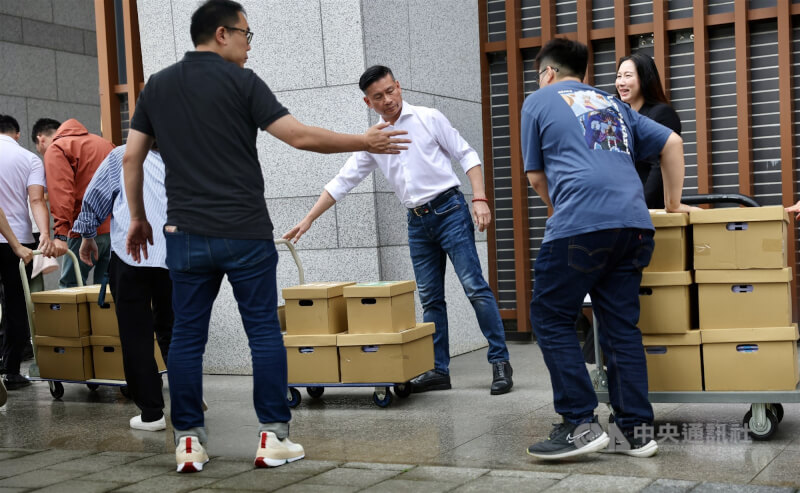 罷免民進黨立委吳思瑤團隊7日下午到台北市選委會送交第二階段連署書，因領銜人張克晉未到場遭選委會拒收。圖中為國民黨台北市黨部代理主委戴錫欽（白衣）。中央社記者王飛華攝  114年6月7日