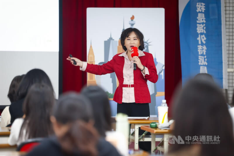 中央社長胡婉玲(後)出席開幕式,向參與學員分享海外採訪經驗。中央社記者王騰毅攝 114年6月7日