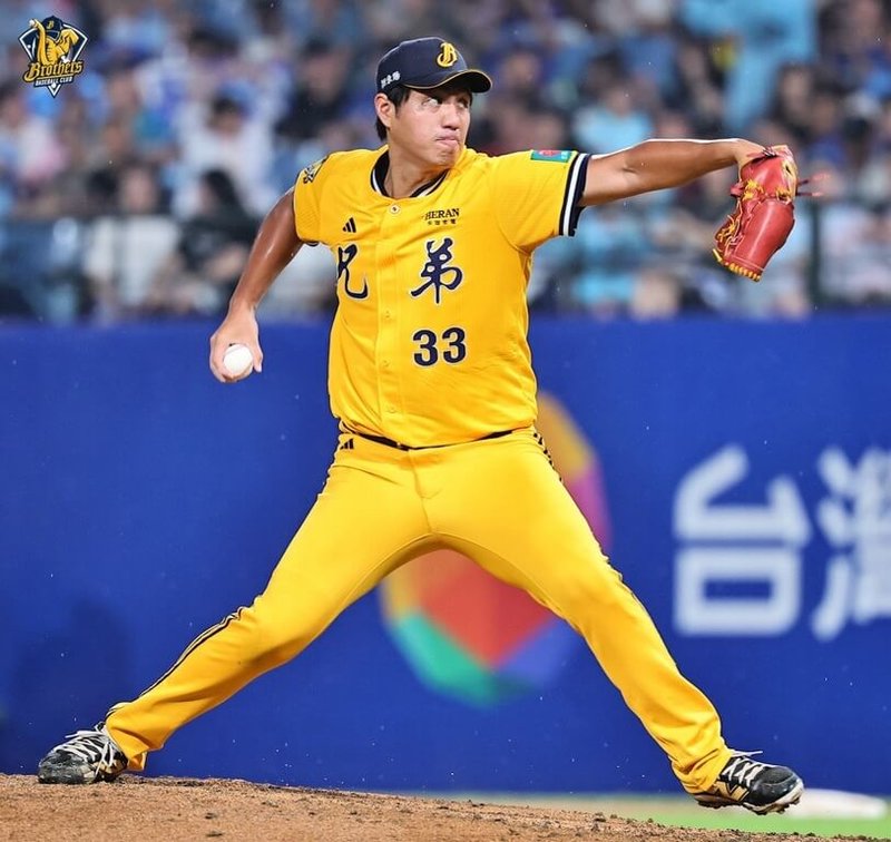 中華職棒中信兄弟隊投手鄭浩均(圖)7日為術後睽違598天重回一軍先發,恰巧是在生涯初登板的新莊棒球場,他賽後受訪時透露賽前很緊張,到處「討抱抱」求安慰。(中信兄弟提供)中央社記者謝靜雯傳真 114年6月7日