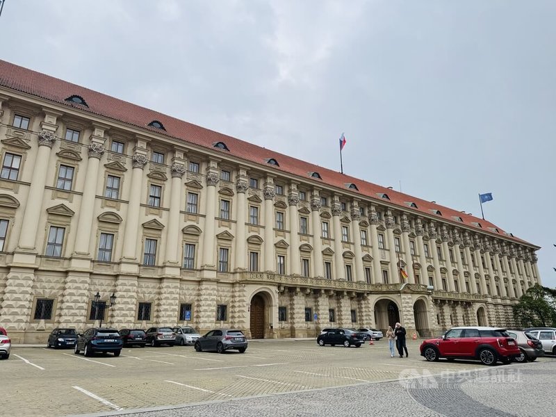 捷克外交部位於布拉格的采爾寧宮(Czernin Palace),這棟建築是捷克早期巴洛克建築的重要代表,建築格局對稱、氣勢磅礴。中央社記者劉郁葶布拉格攝 114年6月8日