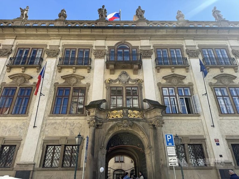 捷克文化部位在布拉格小城區的諾斯蒂克宮(Nostitz Palace),建築外觀典雅,保有對稱立面、雕刻壁龕與貴族徽章。中央社記者劉郁葶布拉格攝 114年6月8日