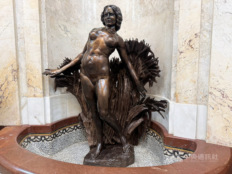 步上捷克地區發展部主樓梯,迎接的是一座象徵「水」的優雅女性雕像。中央社記者劉郁葶布拉格攝 114年6月8日
