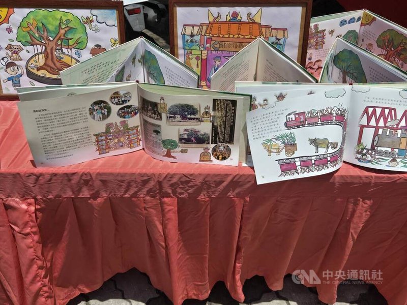 屏東市鎮溪宮頭前溪老樹文化工作坊攜手屏東縣政府,推出首部由在地社團自主出版的兒童家鄉故事繪本「樹說頭前溪」。中央社記者黃郁菁攝 114年6月8日
