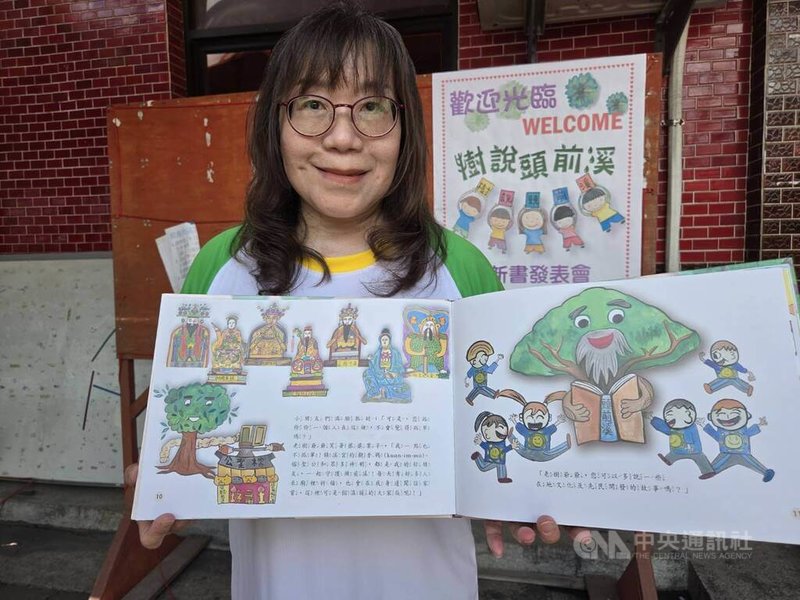 故事繪本「樹說頭前溪」由屏東鶴聲國中老師方惠權負責美術指導,以「樹、廟宇、神像、人物」為主題,引導孩子進行圖像構圖,感受筆觸揮灑。中央社記者黃郁菁攝 114年6月8日