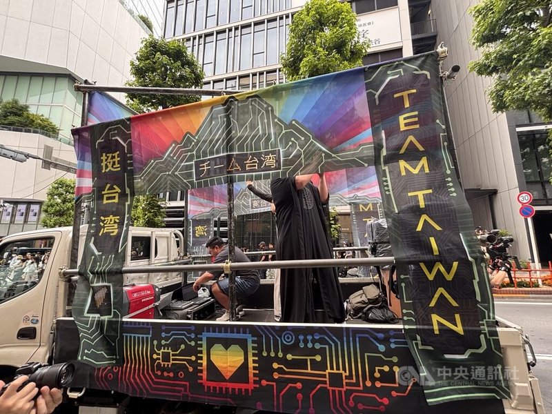 日本規模最大的LGBTQ+活動「東京驕傲節」(Tokyo Pride)8日舉行從澀谷到原宿街頭的大遊行,台灣第5度組隊參加,TEAM TAIWAN以玉山構圖設計的花車沿路播放著歌手張惠妹「彩虹」等歌曲,吸引路邊民眾拍照、呼應。中央社記者戴雅真東京攝 114年6月8日