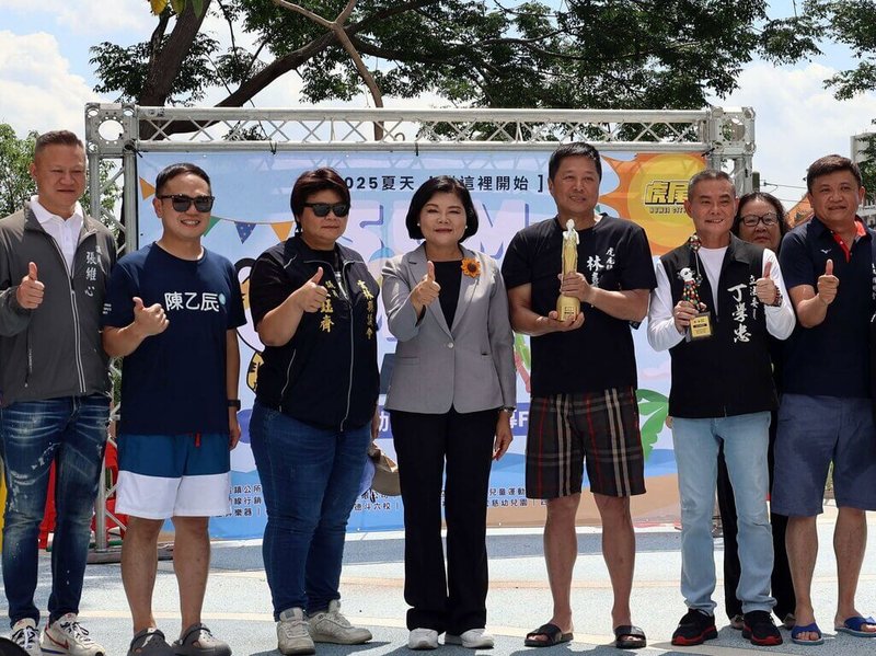 雲林虎尾鎮632高地公園親水園區8日開幕,縣長張麗善(左4)及國民黨立委丁學忠(前右2)等人都到場共襄盛舉。(雲林縣政府提供)中央社記者黃國芳傳真 114年6月8日