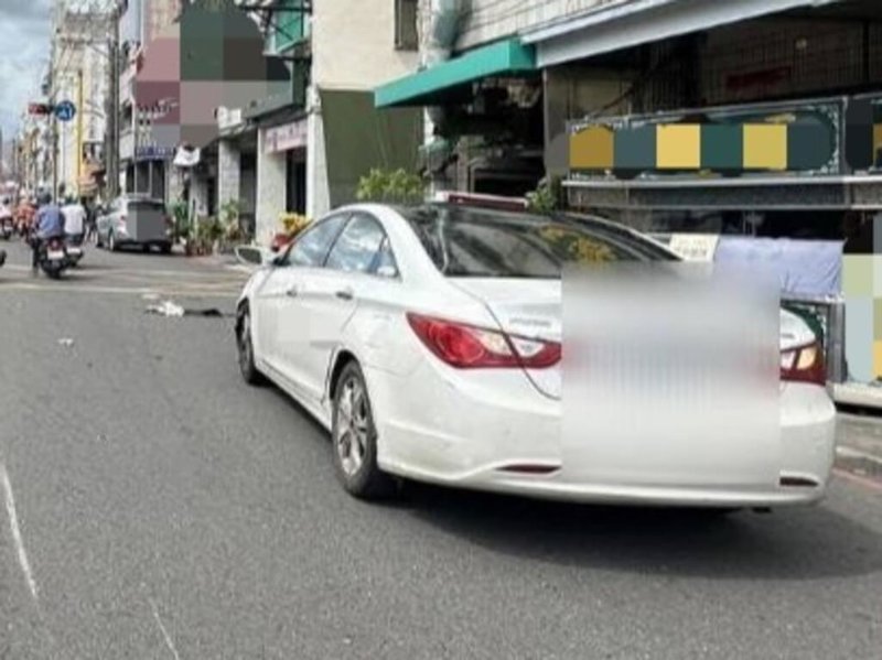 69歲林姓男子8日下午騎機車沿高雄市鳳山區五甲一路行駛,疑逆向駛入對向車道後與後方汽車發生碰撞,林男頭部重傷送醫不治。實際肇事原因仍待分析釐清。(高雄市警察局鳳山分局提供)中央社記者張已亷傳真 114年6月8日