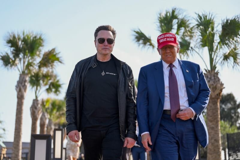 SpaceX創辦人馬斯克(左)與美國總統當選人川普(右)。(路透社)