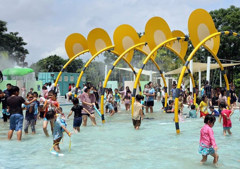 雲林虎尾鎮632高地公園親水園區8日開幕,適逢晴朗暖熱好天氣,吸引大小朋友開心體驗各項戲水設施。(雲林縣政府提供)中央社記者黃國芳傳真 114年6月8日