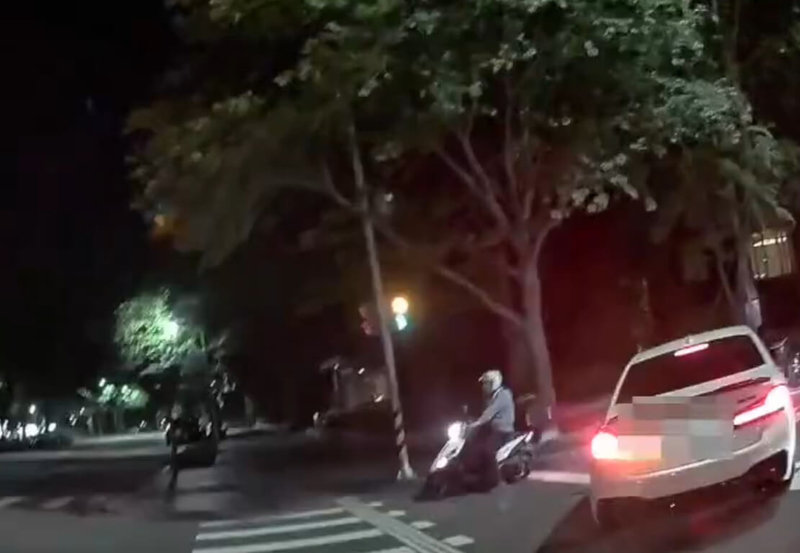 台中西屯區8日凌晨有一輛白色汽車逆向違停在路中央,警方獲報到場盤查,發現男駕駛眼神渙散,車內飄化學異味,隨後當場起獲毒品,男子也被法辦。(民眾提供)中央社記者趙麗妍傳真 114年6月8日