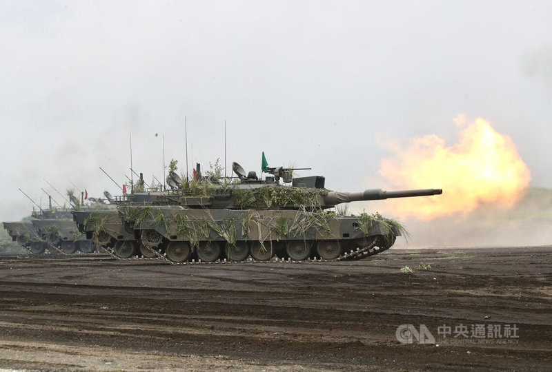 日本陸上自衛隊在境內規模最大的實彈射擊演習「富士綜合火力演習」8日在靜岡縣的東富士演習場舉行。鑑於中國近年擴大海洋行動,這場演習想定防衛離島,使用的彈藥達76噸,耗費約新台幣1億8000萬元。中央社記者楊明珠靜岡攝 114年6月8日