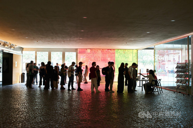 駐西班牙代表處文化組為巴塞隆納「蔡明亮導演電影回顧展」特地邀請蔡明亮前來主講3場「大師講座」,第1場大師講座「蔡明亮:行者十步、創作及美學」5日在加泰隆尼亞電影資料館舉行,吸引眾多電影相關科系學生和年輕影視工作者參加,進場排隊人潮洶湧。中央社記者胡家綺巴塞隆納攝 114年6月8日