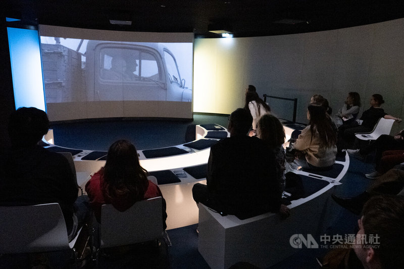 台灣阿美族藝術家陳彥斌(Fangas Nayaw)錄像作品「拉什麼龐克」,受邀參與巴黎白晝之夜,與巴黎外國文化中心論壇(FICEP)所主辦的舞蹈影像計畫DANSE(S),與9個國家的作品聯合展出。圖為波蘭藝術家的作品。中央社記者李若韻巴黎攝 114年6月8日