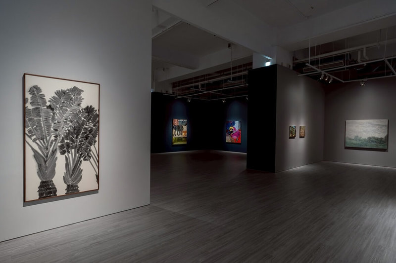 安卓藝術15週年特展「生命樹」7日起展出，集結15名來自亞洲及歐洲的藝術家參展。圖前左為台灣參展藝術家楊寓寧新作「旅人蕉群」。（安卓藝術提供）中央社記者王寶兒傳真  114年6月8日