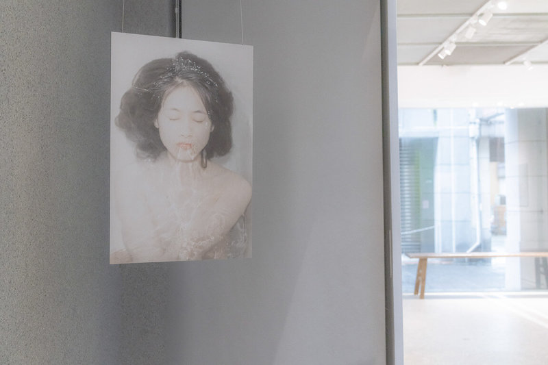 攝影展「I Suffer; Therefore I Am 我憂。故我在」由策展團隊Chaos Control混沌控制策畫,展出香港藝術家鄧宇航7年攝影計畫作品,記錄來自台灣、中國及香港4名受訪者。(Chaos Control 混沌控制、鄧宇航提供)中央社記者王寶兒傳真 114年6月8日