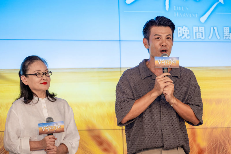 演員王淑娟（左）在大愛劇「生命的麥田」擔任要角，在劇中和陳志強（右）有不少對手戲，戲外兩人曾是眷村鄰居，王淑娟更大讚陳志強很會演戲。（大愛提供）中央社記者洪素津傳真  114年6月8日