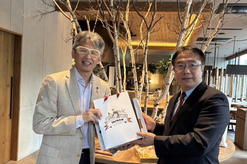 台南市長黃偉哲(右)率團赴日,到北海道宣傳台南觀光及物產,並與富良野市議會議長渋谷正文(左)會面,積極拓展城市交流。(台南市政府提供)中央社記者楊思瑞台南傳真 114年6月8日
