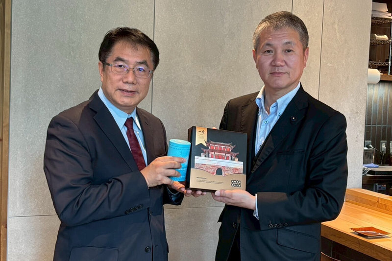 台南市長黃偉哲(左)率團前往日本北海道宣傳台南觀光及物產,與北海道議會議長冨原亮(右)會面交流。(台南市政府提供)中央社記者楊思瑞台南傳真 114年6月8日