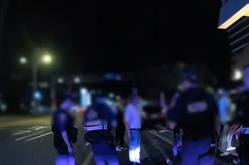 台南警方8日凌晨接獲通報，指安平區台南大舞廳外有民眾糾紛，警方到場處理，將涉嫌動手打人的廖姓男子壓制逮捕。（讀者提供）中央社記者楊思瑞台南傳真  114年6月8日