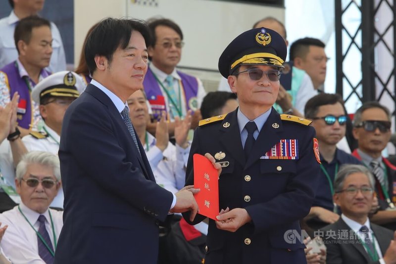 總統賴清德(前左)8日上午到高雄港視導「海安12號」演習,並頒發加菜金。中央社記者張已亷攝 114年6月8日