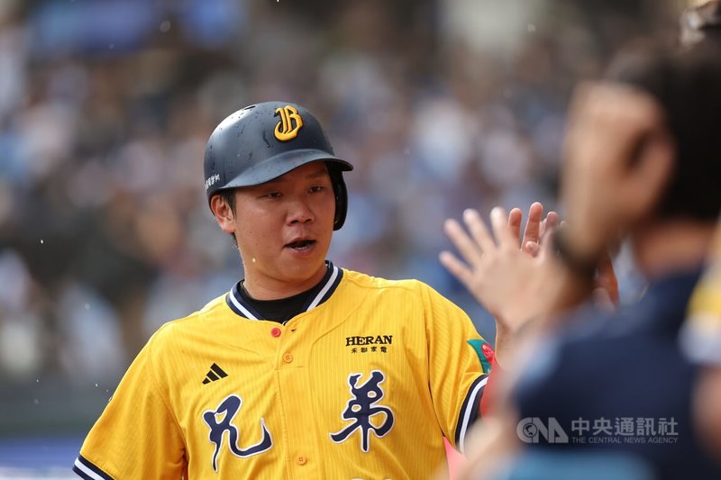 中華職棒中信兄弟隊8日作客新莊棒球場交手富邦悍將隊,2局上,兄弟張仁瑋獲四壞球保送,三壘跑者詹子賢(圖)回到本壘得分,助隊先馳得點。中央社記者吳家昇攝 114年6月8日