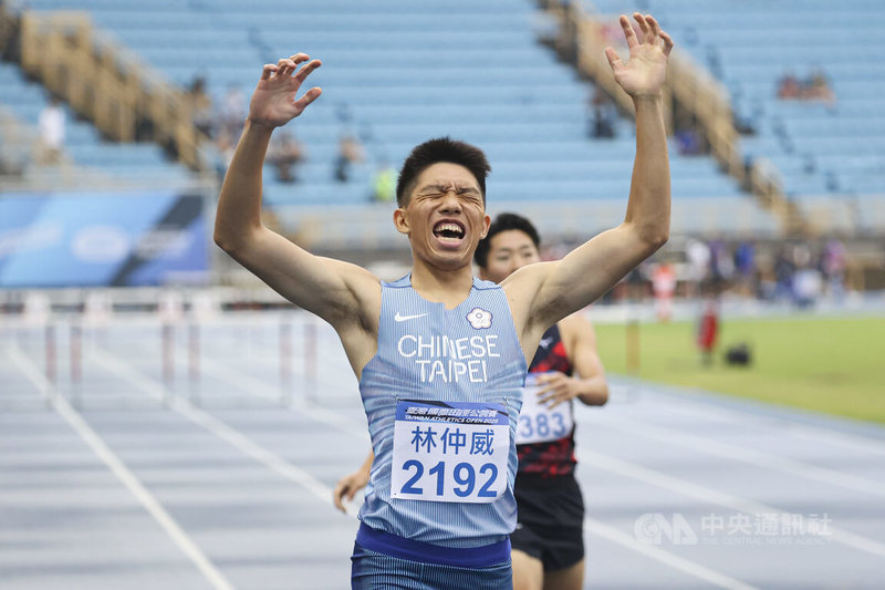21歲跨欄新星林仲威(圖)8日在2025台灣國際田徑公開賽男子400公尺跨欄決賽跑出49秒,刷新個人最佳紀錄並成功奪金,在抵達終點後振臂歡呼。中央社記者鄭清元攝 114年6月8日
