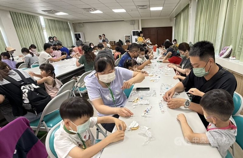 澎湖縣農漁局8日辦理「漁音繞樑」活動,保育親子手作鯨鯊等海洋動物體驗與海洋知識與保育理念等攤位,透過從實地的知識化為生活的實踐,以行動共同守護海洋珍貴資源,讓海洋永續發展。中央社 114年6月8日