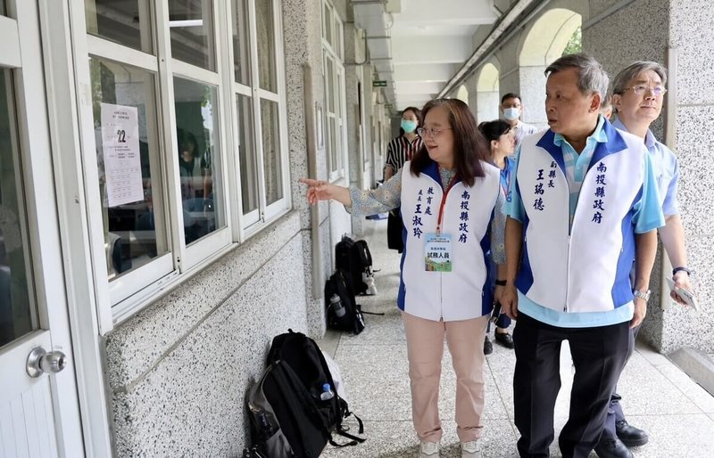 南投縣114學年度國民中小學暨附設幼兒園教師聯合甄選初試8日在南投國中登場，南投縣副縣長王瑞德（前右）等人巡視考場。（南投縣政府提供）中央社記者蕭博陽南投縣傳真  114年6月8日