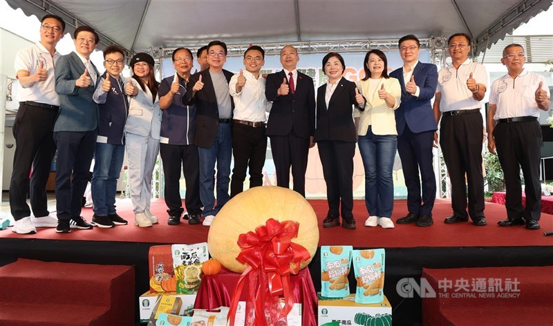 圖為立法院長韓國瑜（右6）6日出席活動時，呼籲民進黨當局懸崖勒馬，停止操作大罷免。（中央社檔案照片）