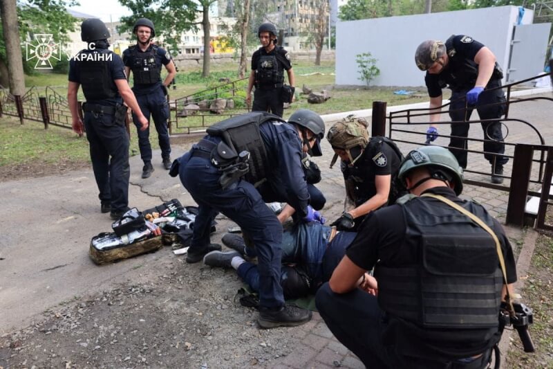 俄羅斯7日空襲烏克蘭,哈爾科夫警察為受傷民眾急救。(Press service of the State Emergency Service of Ukraine in Kharkiv region/Handout via 路透社)