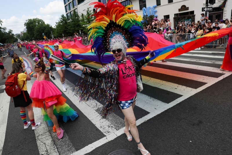 來自全球各地的LGBTQ人士及支持者7日遊行走上美國華府街頭,歡慶「世界驕傲節」。(路透社)