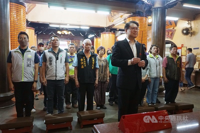 圖為民進黨秘書長林右昌(前)6日前往花蓮聖天宮(帝君廟)參香祈福。(中央社檔案照片)