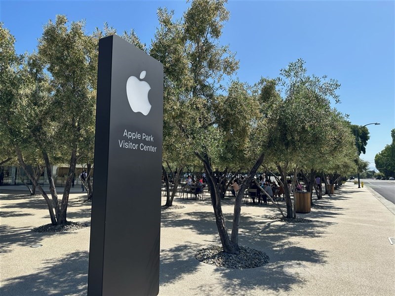 蘋果公司(Apple)揭曉2025年度全球開發者大會(WWDC)的活動內容,將於台灣時間10日凌晨1時舉辦Keynote發表會。圖為蘋果總部訪客中心。(中央社檔案照片)