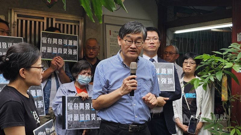纏訴多年的新店瑠公圳蔡金木老宅案,法院民事執行處近日發出26日執行老宅拆除通知。公民監督國會聯盟顧問莊豐嘉(前中)等文史、社運團體多人8日集聚聲援,盼再協商保留老屋。中央社記者王鴻國攝 114年6月8日