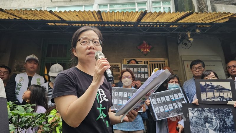 新店瑠公圳蔡金木老宅案，法院民事執行處近日發出26日執行老宅拆除通知，當事人賴碧珍（前）8日痛訴不公不義，文史及社運團體集聚聲援。中央社記者王鴻國攝  114年6月8日