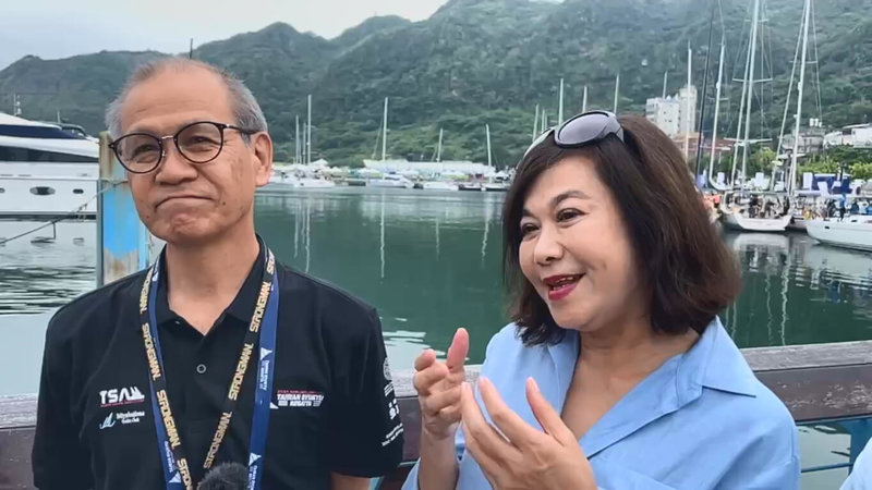 台琉國際帆船賽8日在基隆登場,日本沖繩縣宮古島市長嘉數登(左)、基隆市副市長邱佩琳(右)出席啟航儀式,並接受媒體訪問。(讀者提供)中央社記者王朝鈺傳真 114年6月8日