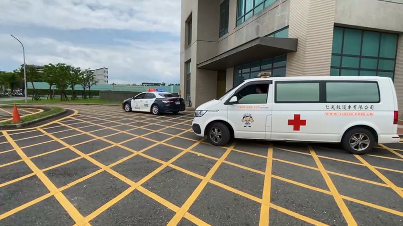 一名30歲男子腦幹出血經搶救後腦死，家屬決定器捐。陽明交通大學附設醫院8日進行器官摘除手術，並由警方開道護送前往3間醫院，幫助6名病患。（陽明交通大學附設醫院提供）中央社記者王朝鈺傳真  114年6月8日