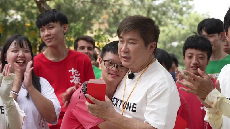 資深藝人胡瓜(中右)長年資助十方啟能中心,日前錄製外景節目時,中心的小朋友們特別準備了驚喜為胡瓜慶生,胡瓜也感謝孩子們的貼心。(民視提供)中央社記者洪素津傳真 114年6月8日