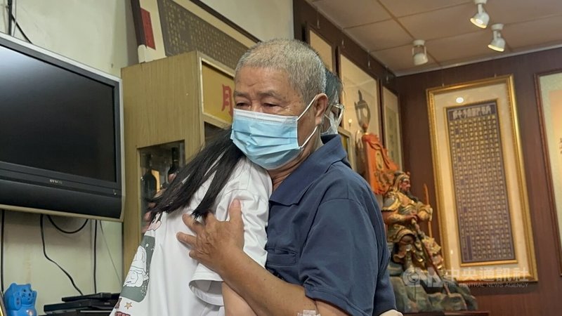 台中市李姓女大生誤信網路徵才廣告,遭詐騙至柬埔寨園區工作,經外交部、刑事警察局駐外聯絡官及各方協助下平安脫困,女大生7日返台,聲淚俱下與阿公相擁。中央社記者趙麗妍攝 114年6月8日