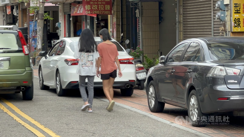 台中市李姓女大生(左)誤信網路徵才廣告,輾轉被帶到柬埔寨,受困詐騙園區,經各方協助平安脫困,7日搭機返台,她8日向協助救援的里長致謝後,與媽媽一同離開。中央社記者趙麗妍攝 114年6月8日