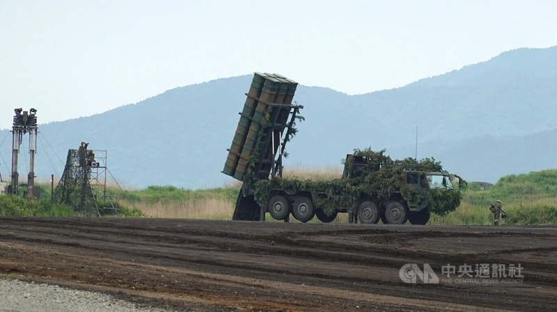 日本陸上自衛隊舉辦的第67屆富士綜合火力演習(簡稱富士總火演)8日登場,出動了戰車、裝甲車等約50輛,各種火砲約60門、飛機約20架。中央社記者楊明珠靜岡攝 114年6月8日